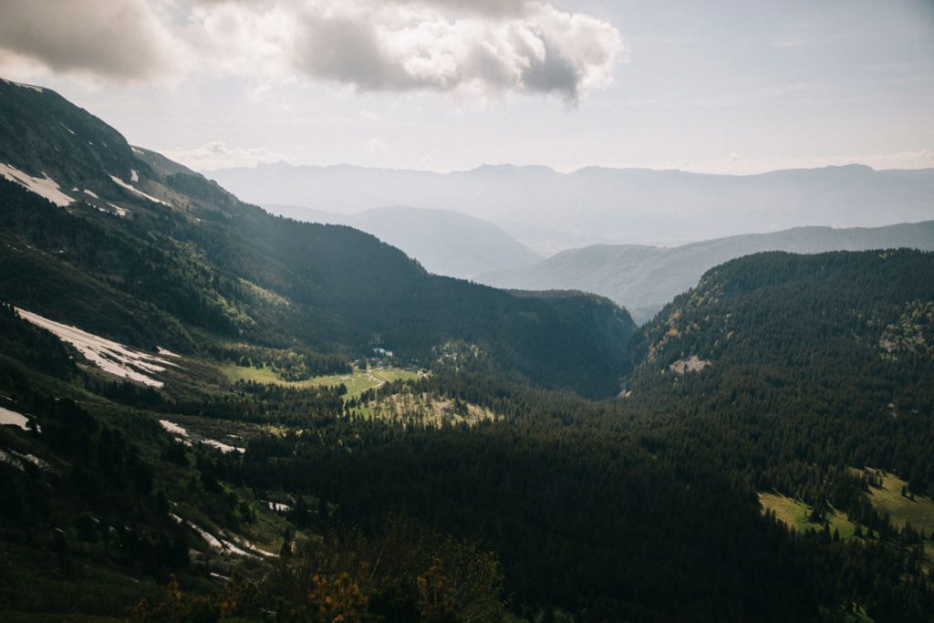 La vallée depuis la montée vers le platea des lacs dans les Écrins. Crédit photo : Clara Ferrand - blog Wildroad