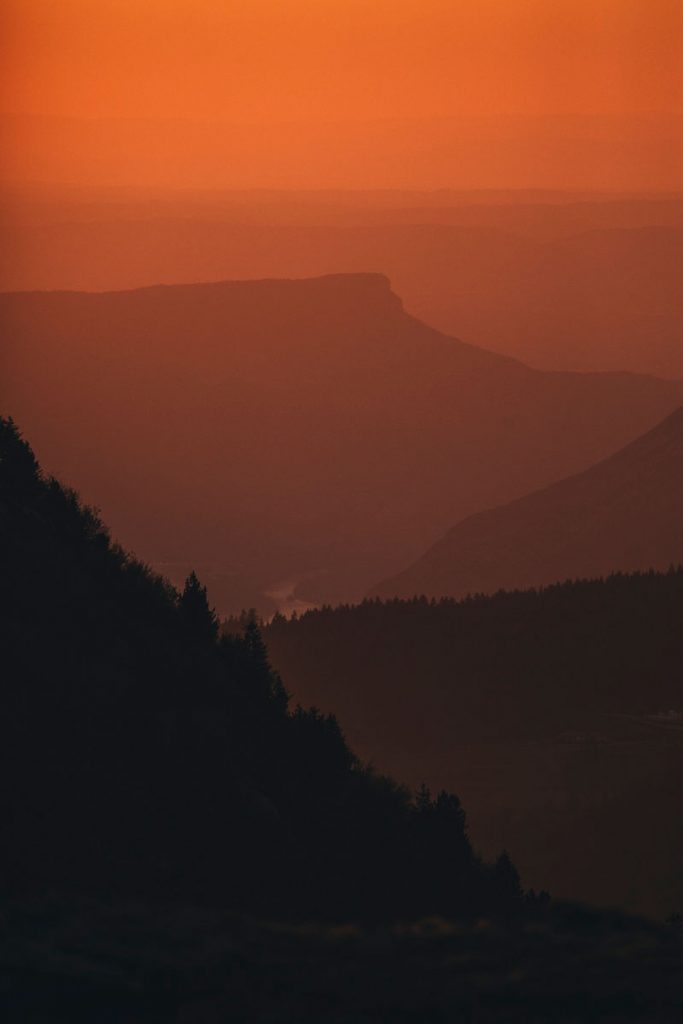 Coucher de soleil sur le vercors depuis le massif du Taillefer. crédit photo : Clara Ferrand - blog Wildroad