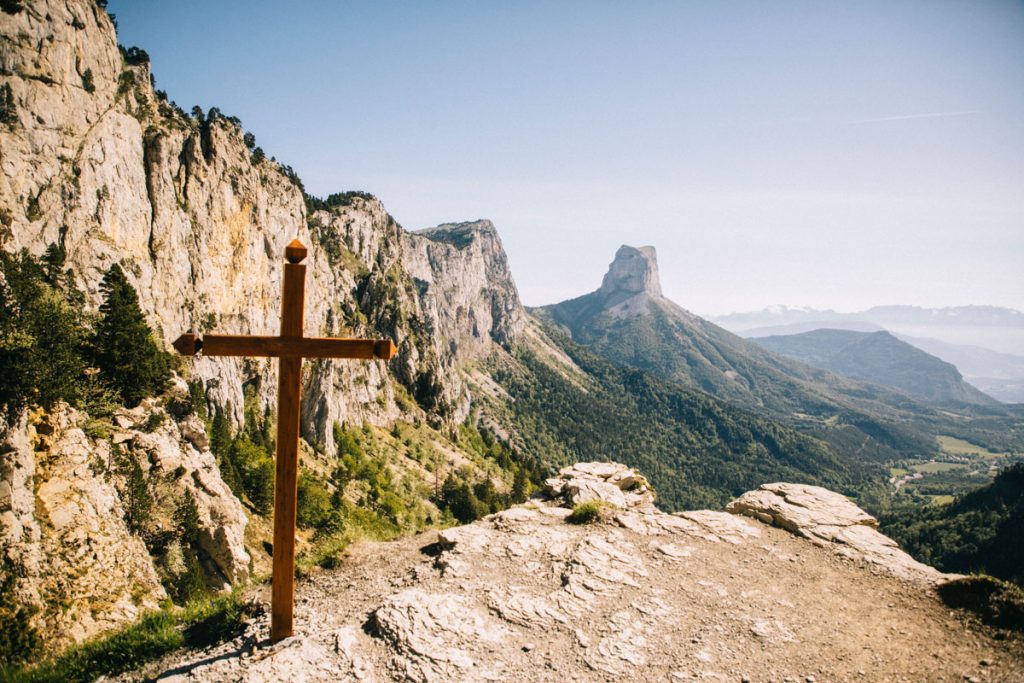 La croix du col de l'aiguille où ont été exécuté les soldats français durant le seconde Guerre Mondiale. crédit photo : Clara Ferrand - blog Wildroad