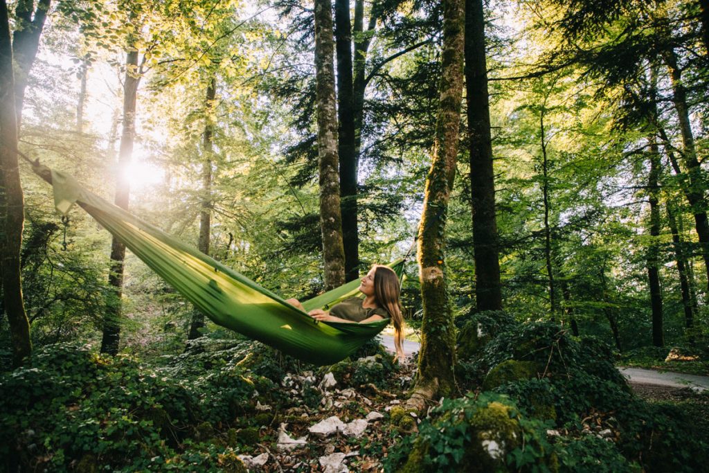 Hamac pour se relaxer dans la nature. crédit photo : Clara Ferrand - blog Wildroad #hamac #france #outdoor
