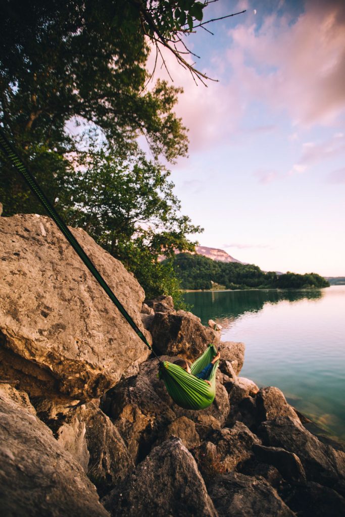 Hamac le long du lac d'Aiguebelette en Savoie. crédit photo : Clara Ferrand - Blog Wildroad #hammac #france #savoie