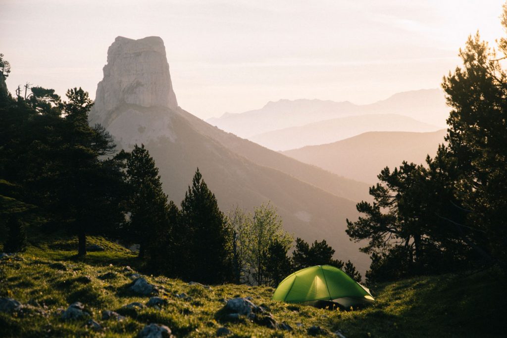 Bivouac au pas de l'aiguille sur les hauts plateaux du Vercors en Isère. crédit photo : Clara Ferrand - blog Wildroad