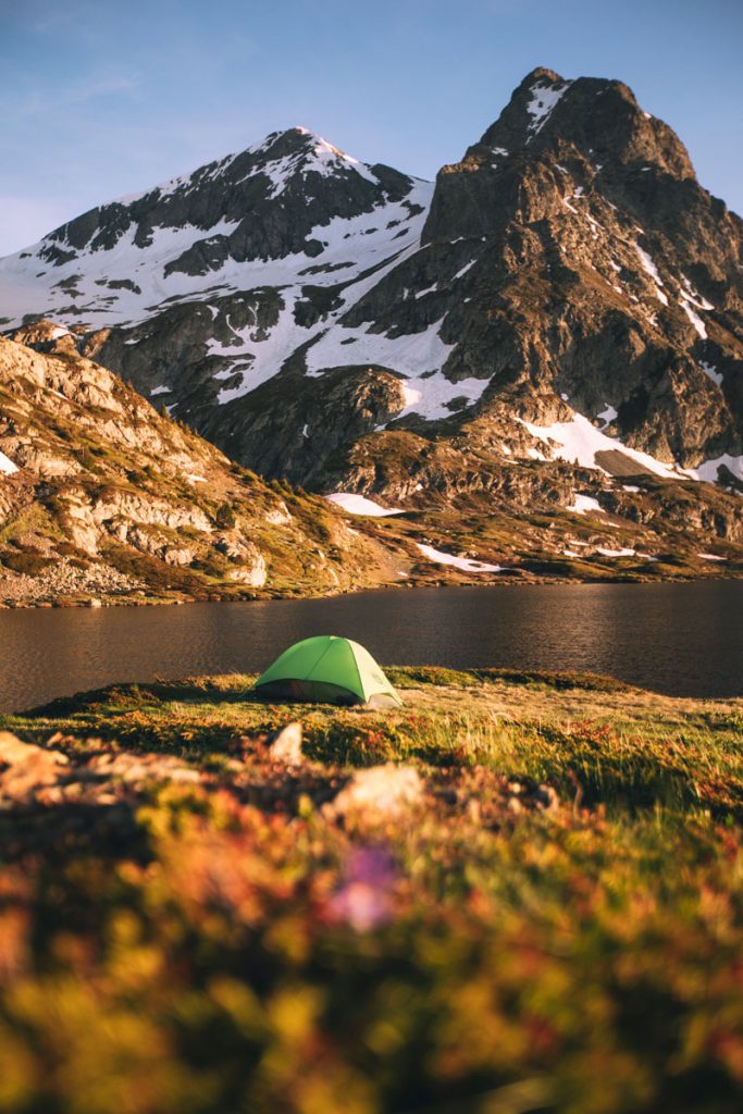 Bivouac dans les alpes Française au pied du lac Fourchu dans les Écrins. crédit photo : Clara Ferrand - blog Wildroad #hiking #alpes #france #randonnee