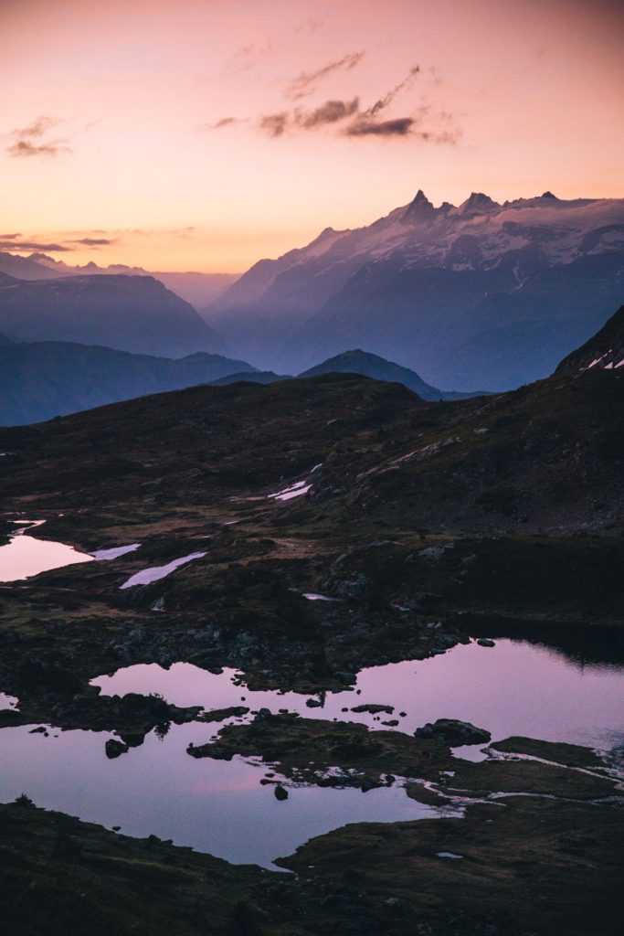Le lac fourchu et les glaciers des Écrins au lever du soleil en Isère. crédit photo : Clara Ferrand -blog Wildroad