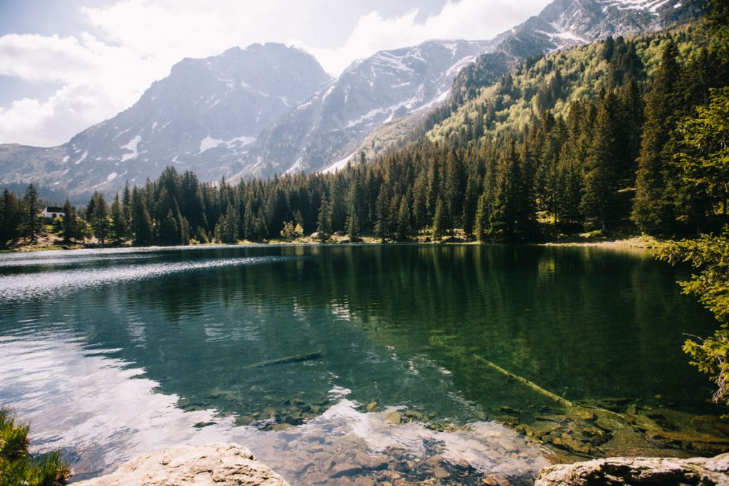 Le lac d'altitude du Poursollet dans le massif des Écrins. crédit photo : Clara Ferrand - blog Wildroad