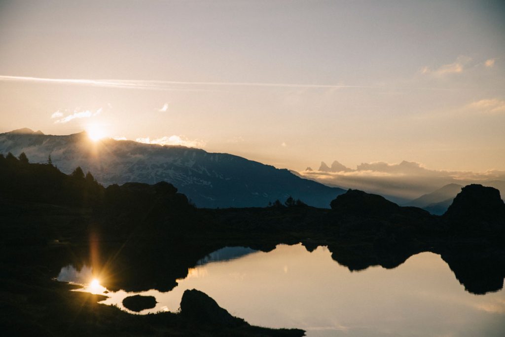 Le soleil qui traverse le massif des Belledonnes et qui éclaire le plateau des lacs dans les Écrins. crédit photo : Clara Ferrand - blog Wildroad