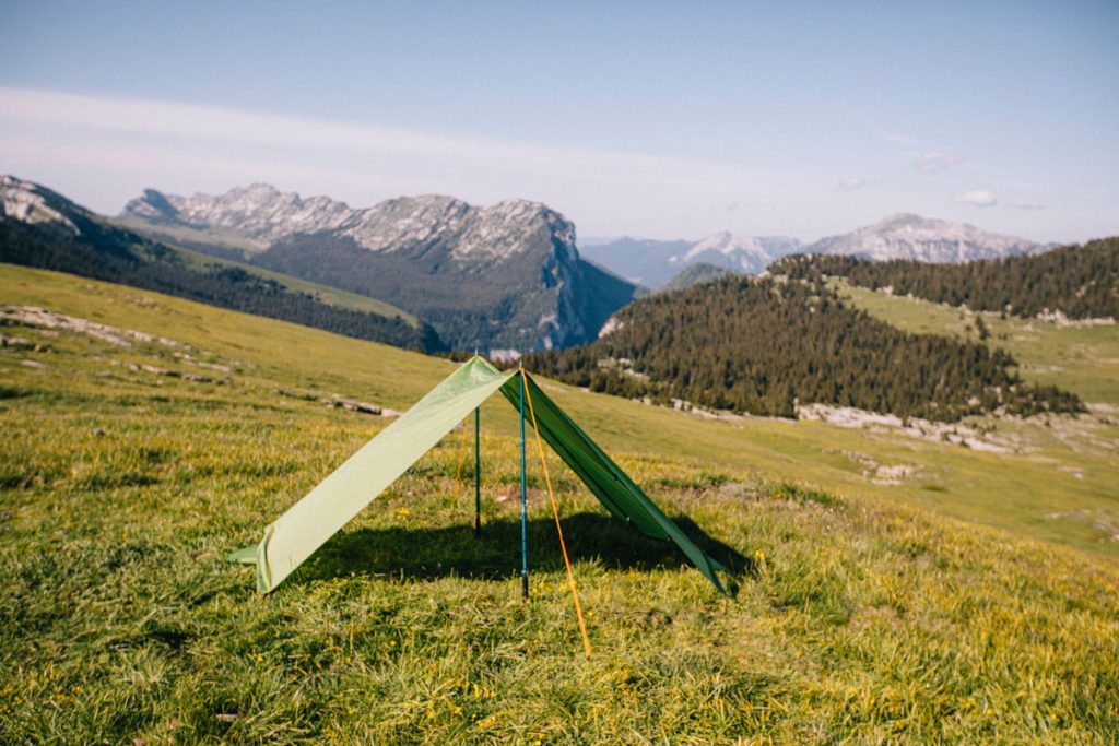 La tente modulable dans la fonction tard pour s'abriter lorsqu'il pleut. crédit photo : Clara Ferrand - blog Wildroad #randonnee #hiking #tentetrek