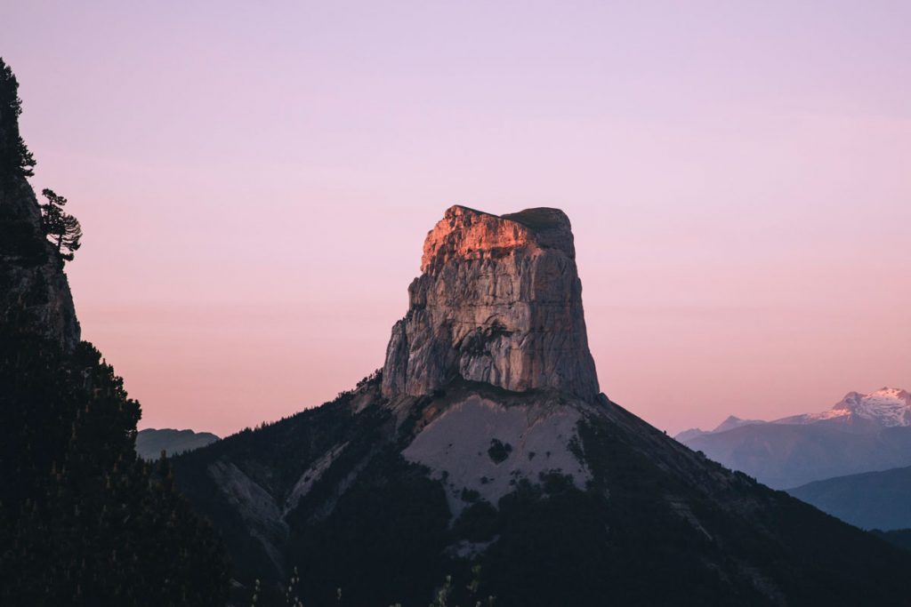 Coucher de soleil sur le mont Aiguille depuis le pas de l'Aiguille. crédit photo : Clara Ferrand - blog Wildroad