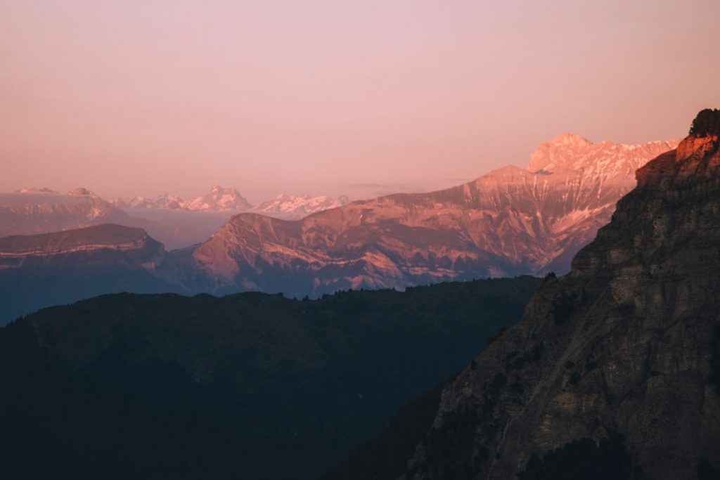 Coucher de soleil depuis les Hauts plateaux du Vercors sur le massif des Écrins et le Mercantour. crédit photo : Clara Ferrand - blog Wildroad