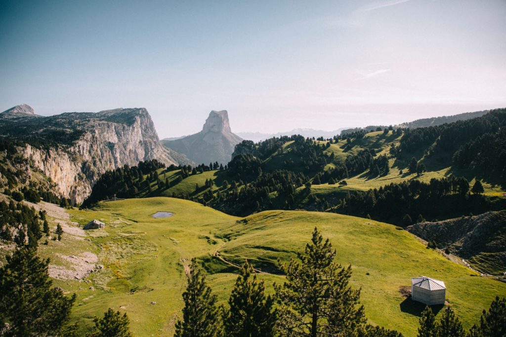 L'alpage du pas de l'aiguille et le refuge de Chamailloux. crédit photo : Clara Ferrand - blog Wildroad
