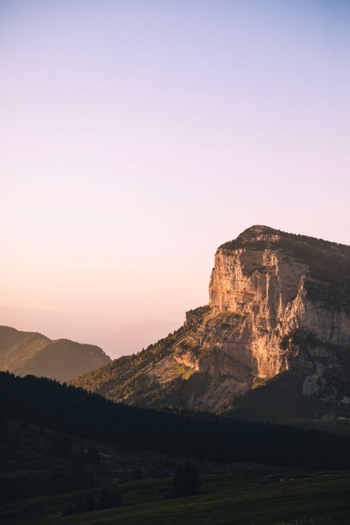 Coucher de soleil sur le sommet du Granier dans la Chartreuse depuis la croix de l'Alpe. crédit photo : Clara Ferrand - blog Wildroad