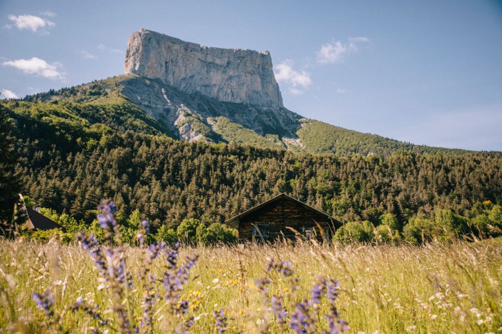 Départ pour la randonnée du pas de l'Aiguille depuis le village de Chichilianne dans le Vercors. crédit photo : Clara Ferrand - blog Wildroad