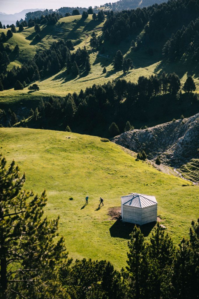Des randonneurs autour du refuge non gardé de Chamailloux au pas de l'Aiguille. crédit photo : Clara Ferrand - blog Wildroad