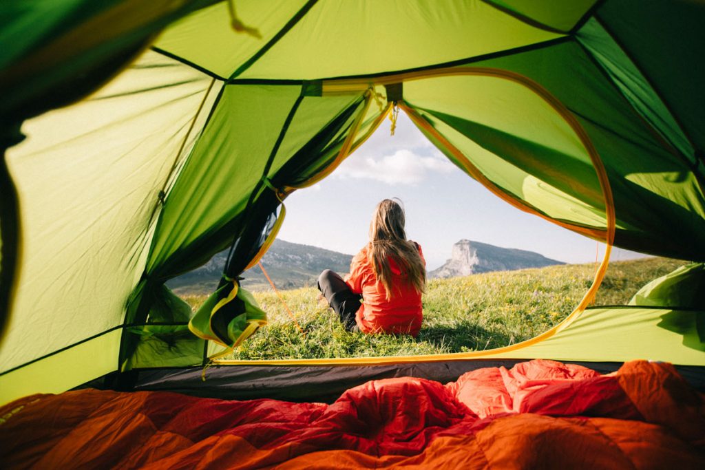Débuter en camping sauvage avec une tente 2 personnes légére. crédit photo : Clara Ferrand - blog Wildroad #bivouac #randonnee #hiking #chartreuse