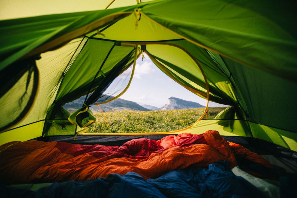 L'intérieur de la tente de trek Qaou lors d'un camping sauvage dans les Alpes. crédit photo : Clara Ferrand - blog Wildroad #bivouac #campingsauvage #france