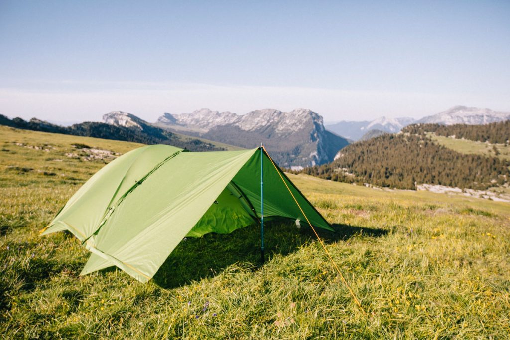 Ajouter un tarp à sa tente en cas d'intempérie. crédit photo : Clara Ferrand - blog Wildroad