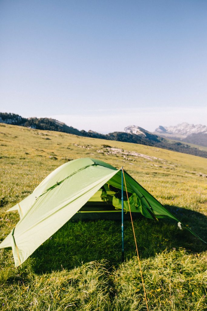 Quel matériel de camping acheter quand on débute. La tente parfaite pour faire du bivouac. crédit photo : Clara Ferrand - blog Wildroad