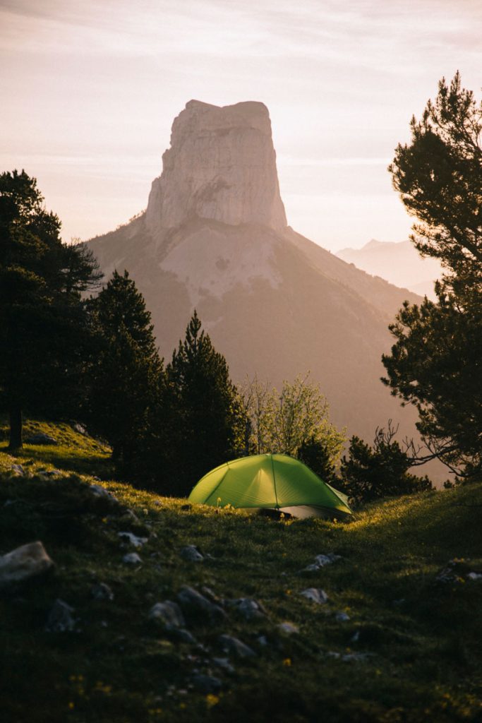 Bivouacquer sur les hauts plateaux du Vercors face au Mont Aiguille. crédit photo : Clara Ferrand - blog Wildroad