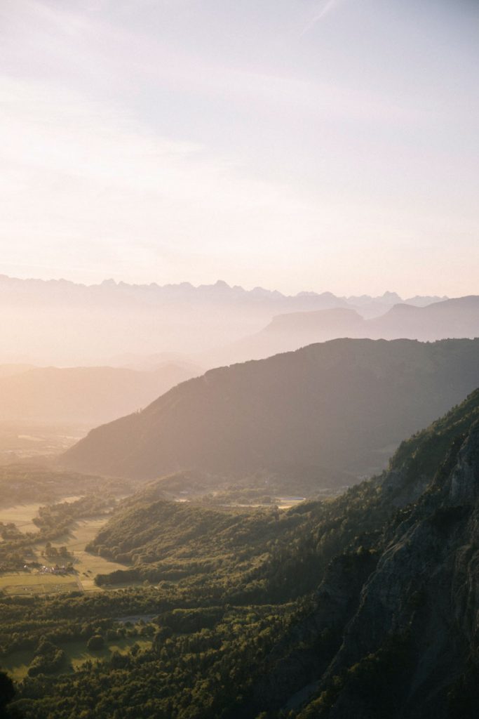 Lever de soleil sur les hauts plateaux du Vercors. crédit photo : Clara Ferrand - blog Wildroad
