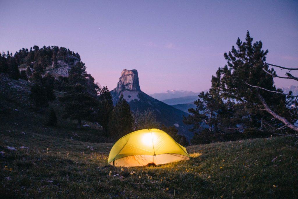 Bivouac estival sur les hauts plateaux de Vercors face au mont Aiguille. crédit photo : Clara Ferrand - blog Wildroad