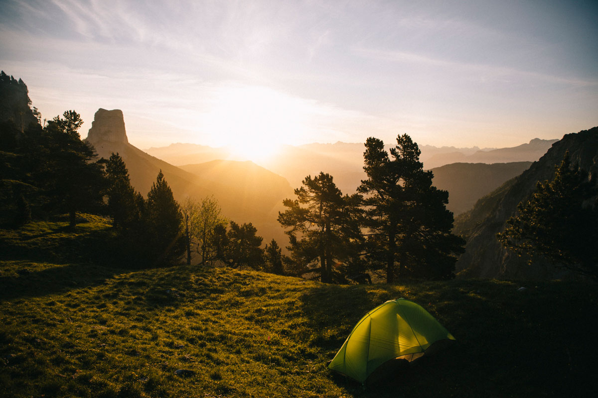 Bivouac dans les hauts plateaux du Vercors face au mont Aiguille. crédit photo : Clara Ferrand - blog Wildroad