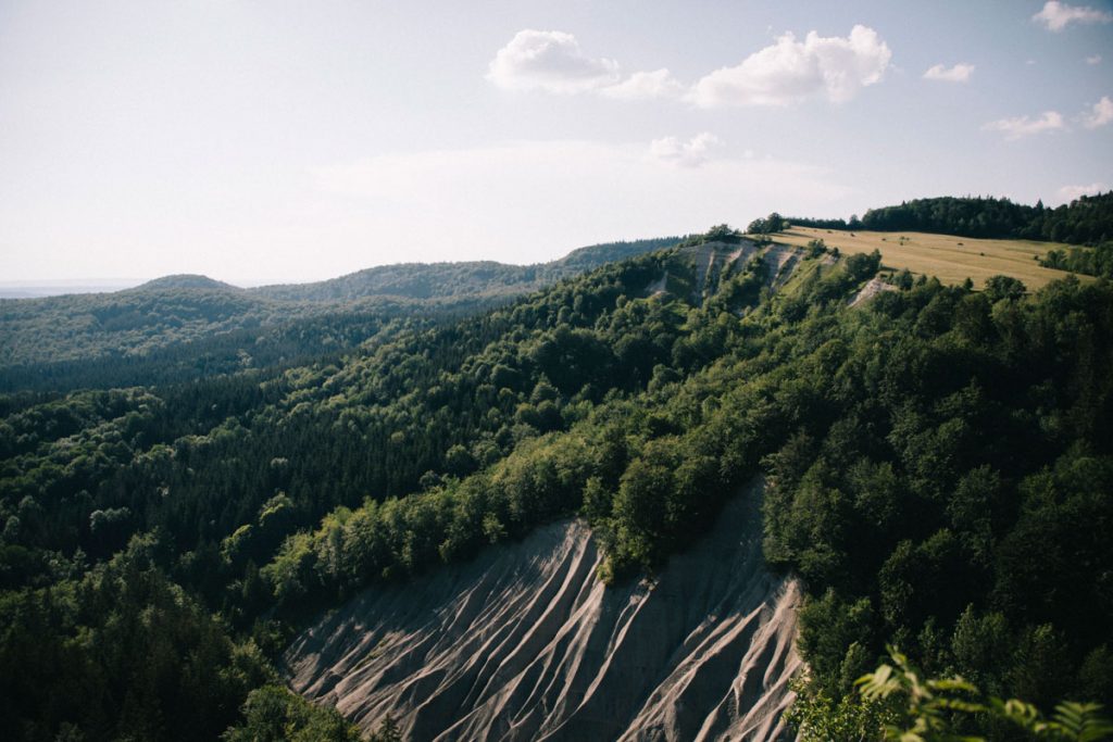 Le sentier de la randonnée de l'échappée jurassienne sur les étapes du Haut-Jura. crédit photo : Clara Ferrand - blog Wildroad