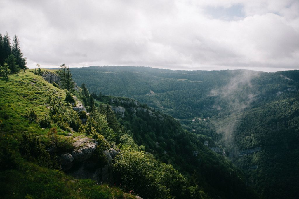 Le belvedere de la roche sur les gres dans le Haut-Jura. crédit photo : clara ferrand - blog Wildroad