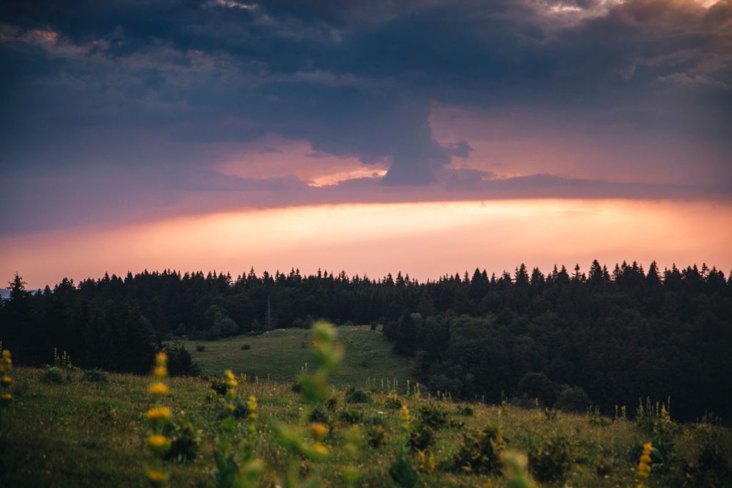 Le coucher de soleil depuis la montagne derrière l'hotel du Trappeur au Manon. crédit photo : Clara Ferrand - blog Wildroad