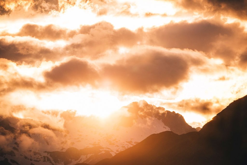 Coucher de soleil sur le massif de Laurier depuis Meribel. crédit photo : Clara Ferrand - blog Wildroad