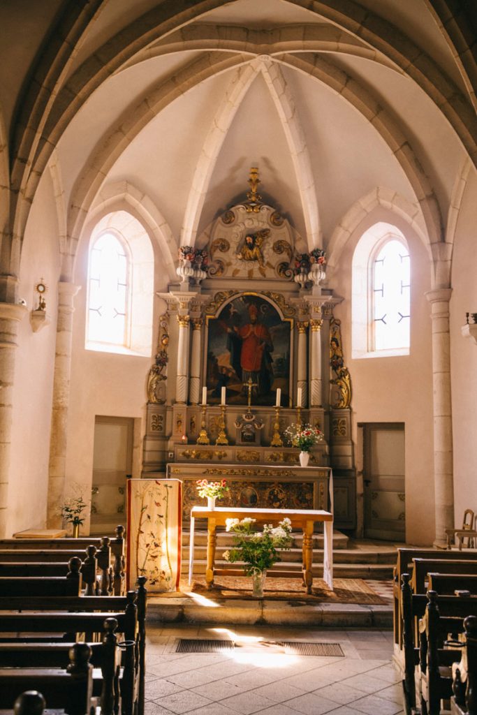 L'église de Chapelle-des-bois classée monument historique sur le sentier de randonnée. crédit photo : Clara Ferrand - Blog Wildroad