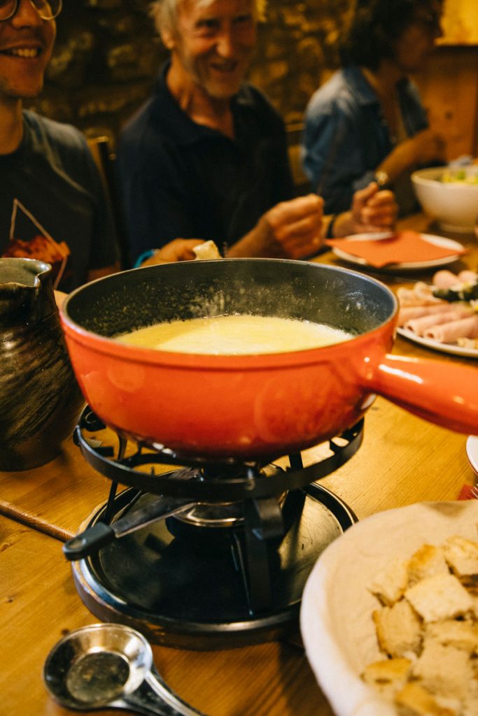 La traditionnelle fondue dans le Jura. crédit photo : Clara Ferrand - blog Wildroad