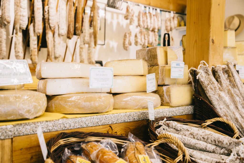 Les fruitière pour acheter du fromage à la station des Rousses dans le Haut Jura. crédit photo : Clara Ferrand - blog Wildroad