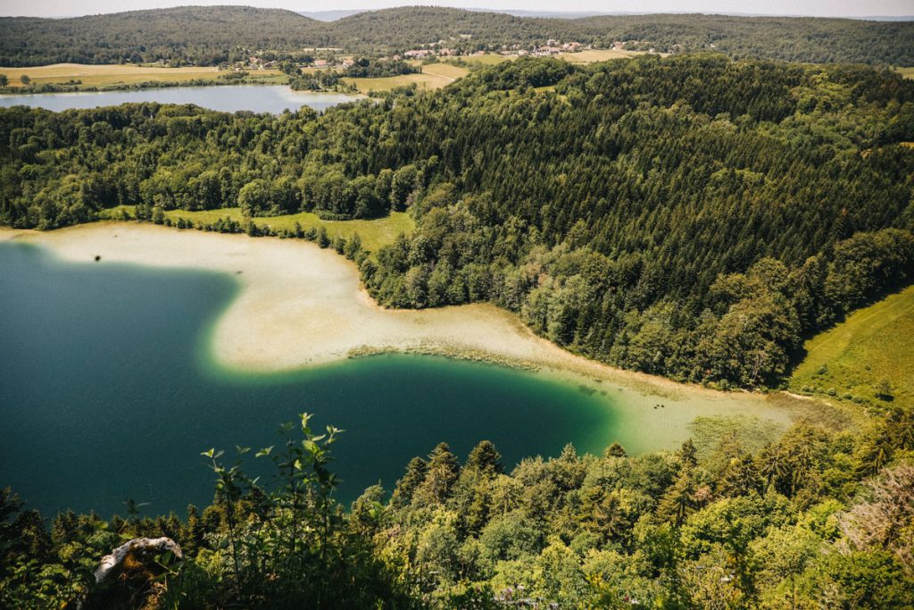 Le belvédère des 4 lacs, un des grands site que traverse l'échappée jurassienne. crédit photo : Clara Ferrand - blog Wildroad