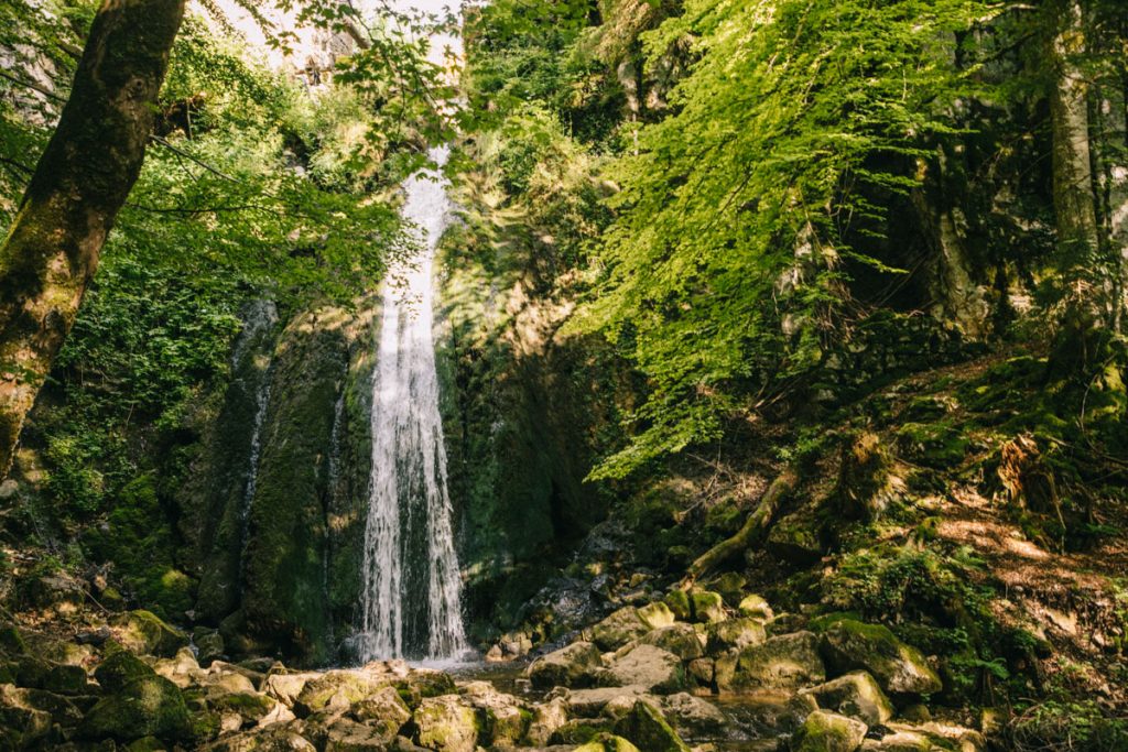 Cascade de la bief aux caille dans le jura sur le sentier de randonnée de l'échappée jurassienne. crédit photo: clara Ferrand - blog Wildroad