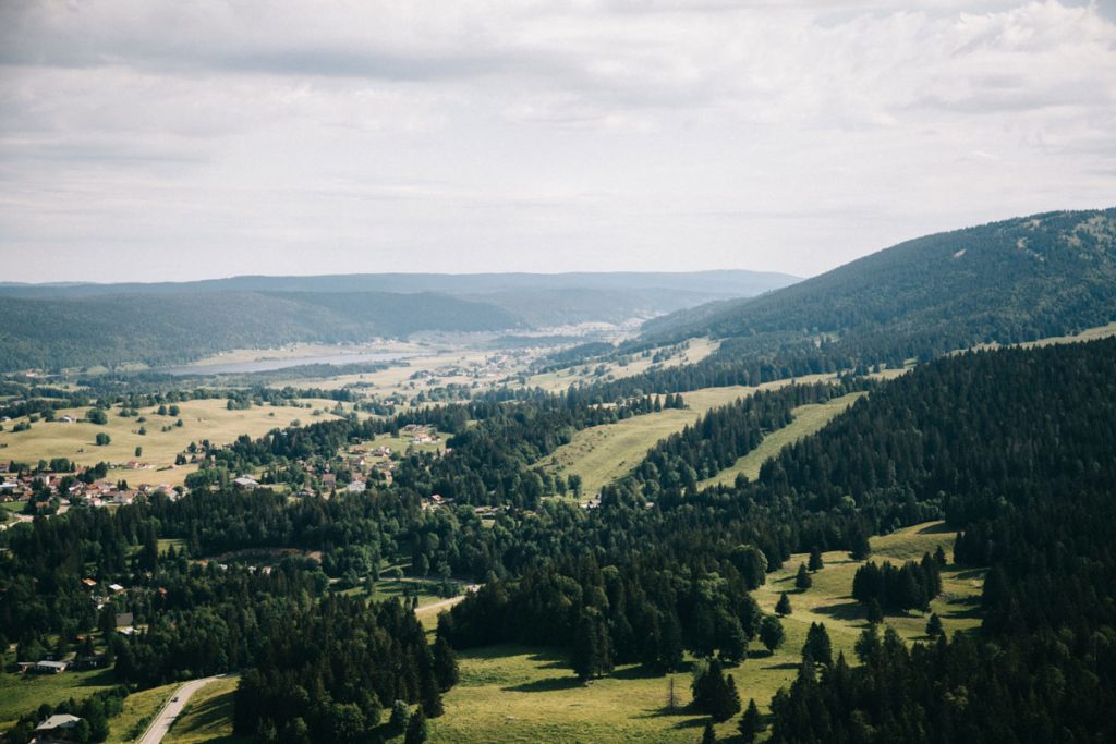 Le panorama sur le massif du jura depuis le belvédère des Nappes. crédit photo : Clara Ferrand - blog Wildroad