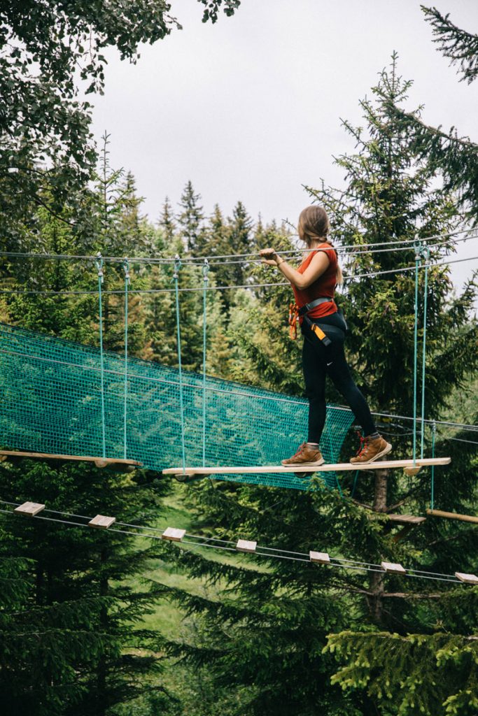 Faire de l'accrobranche en Savoie au coeur des 3 vallée. crédit photo : Clara Ferrand - blog Wildroad
