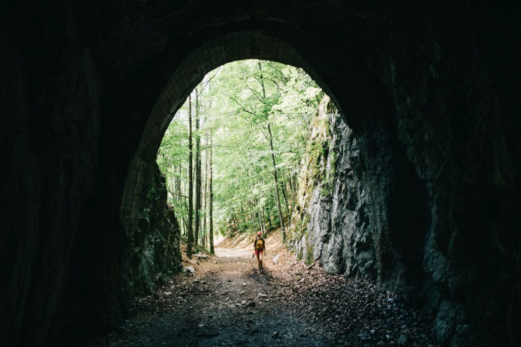 Le sentier de la randonnée de l'échappée jurassienne sur les étapes du Haut-Jura. crédit photo : Clara Ferrand - blog Wildroad