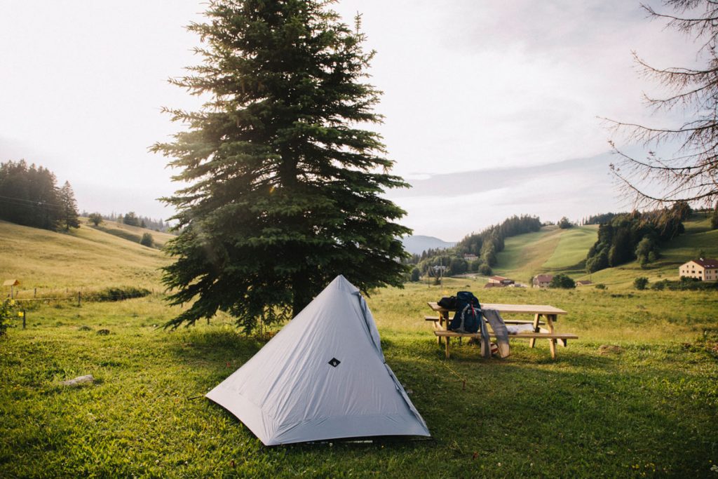 Quelle est la réglementation pour faire du bivouac dans le massif du Jura et le parc naturel régional du Haut-Jura. crédit photo : Clara Ferrand - blog Wildroad