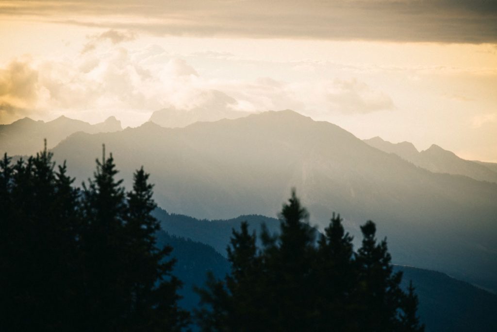 Le coucher de soleil depuis le col de la Lune en Savoie. crédit photo : Clara Ferrand - blog Wildroad