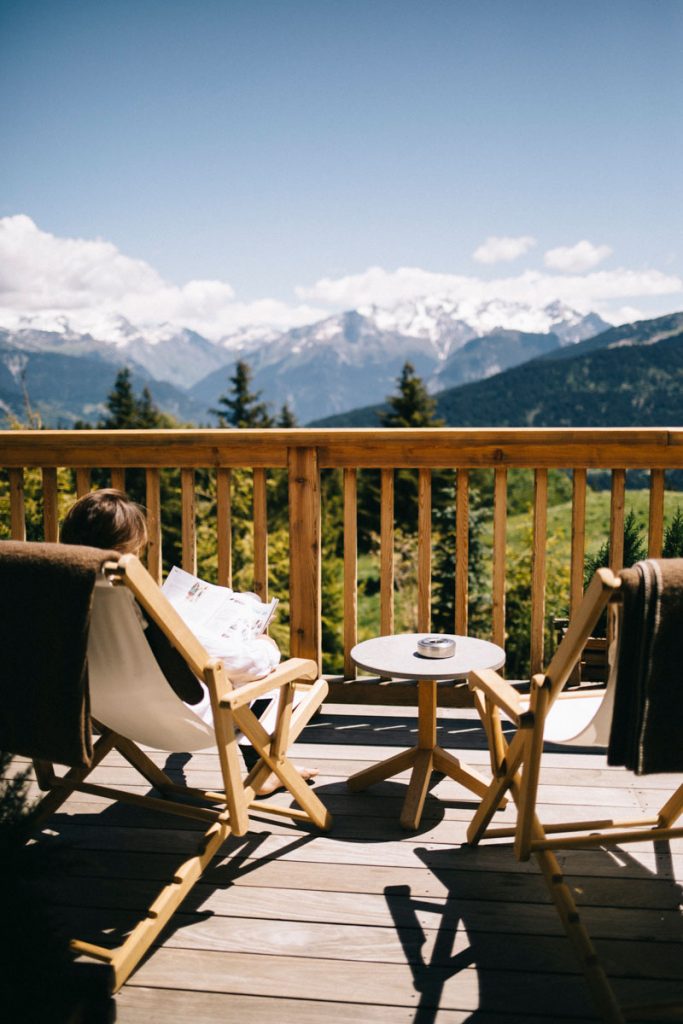 La terrasse du restaurant du refuge de la Traye. Credit photo : Clara Ferrand - blog Wildroad #savoie #hebergement #weekendamoureux