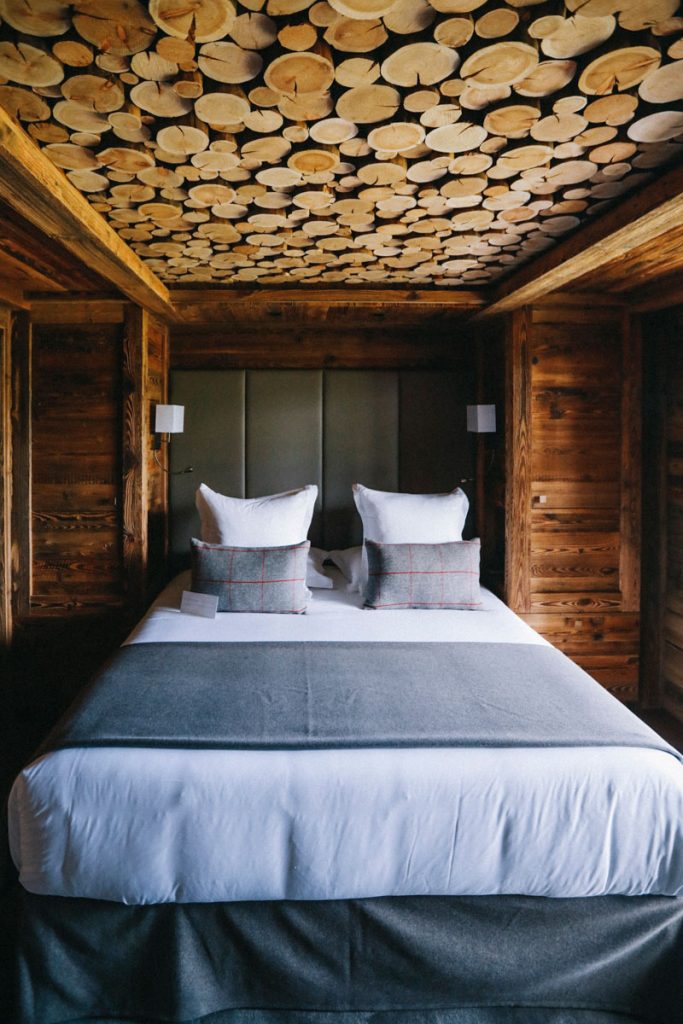 Les chambres du refuges de la Traye dans les montagnes savoyardes. crédit photo : Clara Ferrand - blog Wildroad #hebergementinsolite #savoie #france #alpesfrançaise