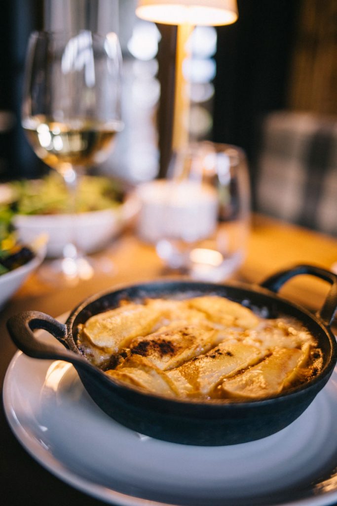 La tartiflette savoyarde au refuge de la Traye. crédit photo : Clara Ferrand - blog Wildroad #weekend #savoie