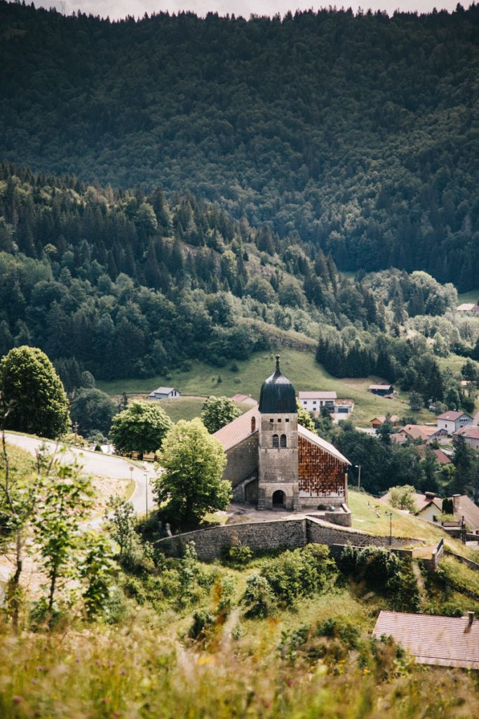 L'église du village de Septmoncel dans le massif du Jura. crédit photo : Clara Ferrand - blog Wildroad