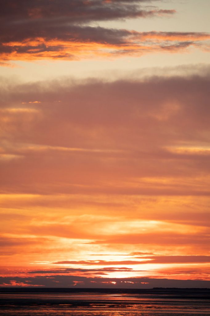 Coucher du soleil dans la baie de Somme entre Saint-Valery et Le Crotoy. crédit photo : Clara Ferrand - blog Wildroad