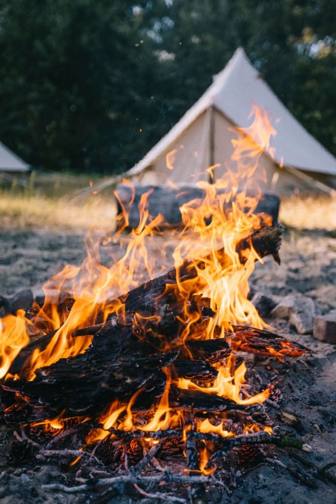 feu de camp lors d'un bivouac dans le domaine du Marquenterre dans la baie de Somme. crédit photo : Clara Ferrand - blog Wildroad