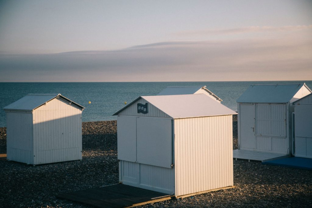 Les petites cabanes de Mers-les-Bains en été sur la plage. crédit photo : Clara Ferrand - blog Wildroad