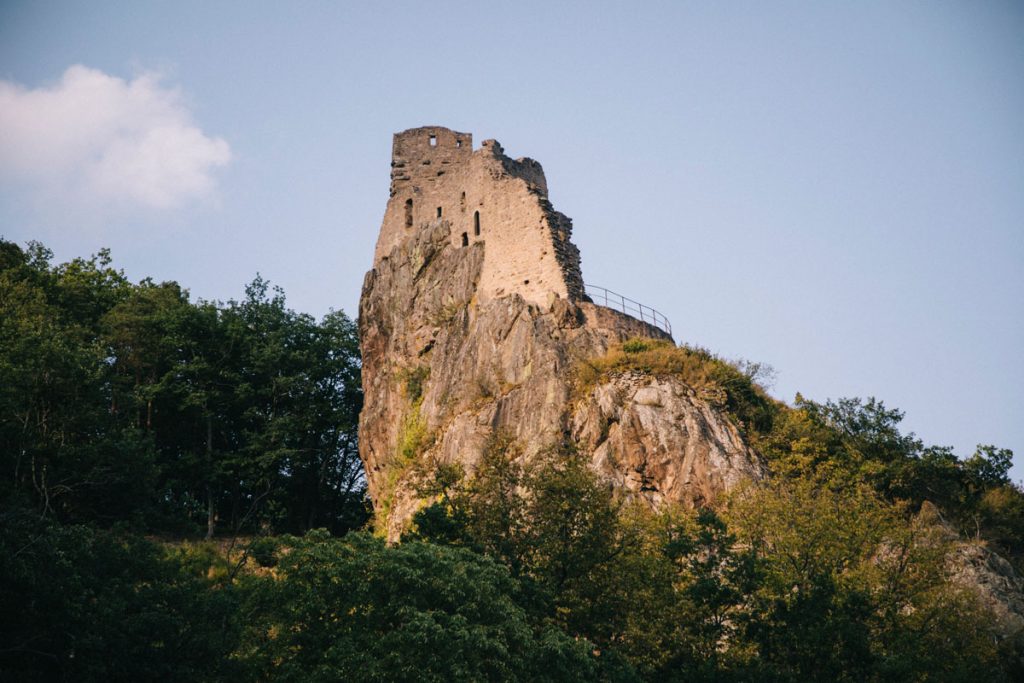 Le château de Girsberg au dessus du village de Ribauvillé. crédit photo : Clara Ferrand - blog Wildroad  