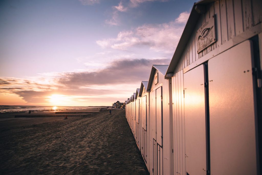 Les cabines de place du Crotoy dans la baie de Somme. crédit photo : clara Ferrand - blog wildroad