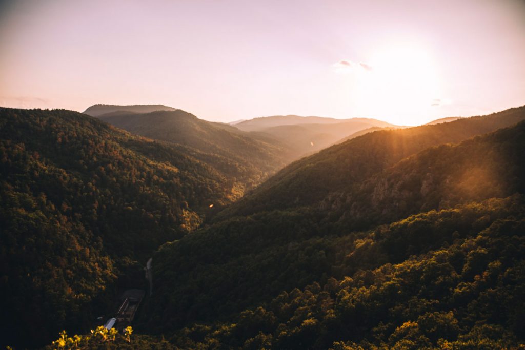 Le coucher de soleil depuis la randonnée des 3 château qui mène à Saint-Ulrich depuis Ribeauvillé. crédit photo : Clara Ferrand - blog Wildroad