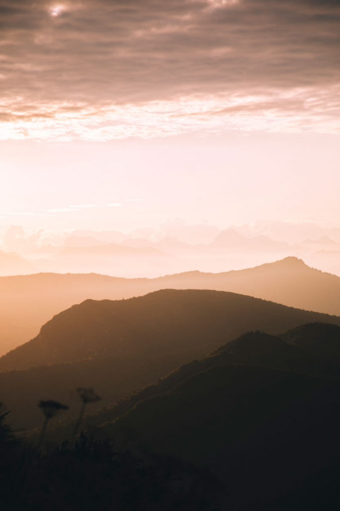 Le massif des écrins depuis la randonnée des 3 becs au lever de soleil. crédit photo : Clara Ferrand - blog Wildroad